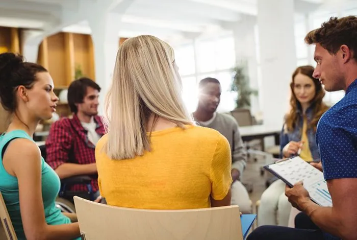 Gestão de recursos humanos, recrutamento, desenvolvimento de liderança e melhoria do ambiente de trabalho em empresas.