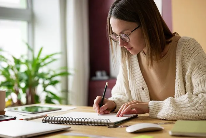 Ensino e pesquisa em universidades, contribuindo para a formação de novos psicólogos e avanço acadêmico.
